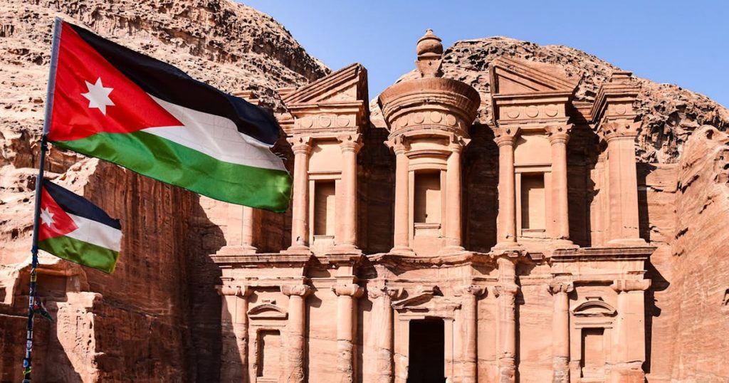 Drapeau jordanien devant le Deir à Pétra.